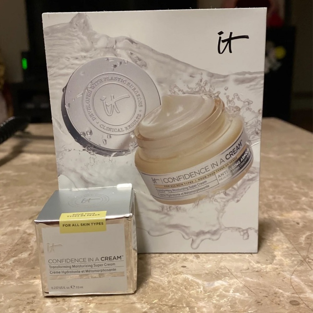 It cosmetics confidence in a cream - Picture 2 of 3